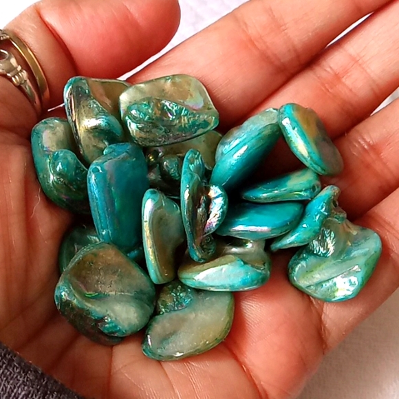 Dyed Natural Shell Beads, 17 total. FREE W Purchase - Picture 1 of 4